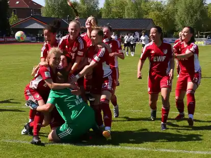 Feiern den Einzug ins Bundesliga-Finale. Die Spielerinnen der SpVg Aurich