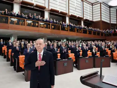 Der t&uuml;rkische Pr&auml;sident Recep Tayyip Erdogan legt den Eid ab.