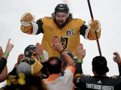Mark Stone von den Vegas Golden Knights feiert den Sieg gegen die Florida Panthers mit den Fans.