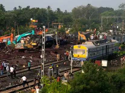 Die Rettungsarbeiten sind beendet. Nun werden die Wrackteile der entgleisten Z&uuml;ge beseitigt.