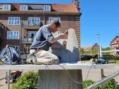 Ivo Gohsmann bei der Arbeit an der neuen Skulptur im Quartier Neu-Donnerschwee: Eine Br&uuml;cke f&uuml;r den Frieden hat der Bildhauer in den Stein gehauen. Weitere K&uuml;nstler sollen die Arbeit fortsetzen.