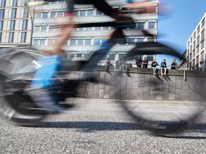 Bei der Ironman-EM in Hamburg ist der Fahrer eines Begleitmotorrads bei einem Unfall get&ouml;tet worden.