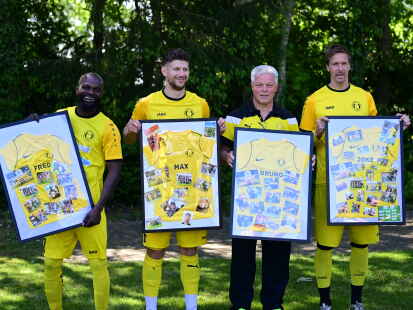 Der TuS Middels verabschiedet Spieler und Trainer: Fred Kwasi Ocloo (von links), Maximilian Beccard, Bruno M&ouml;nck und Johann Fass sagen &bdquo;auf Wiedersehen&ldquo;.