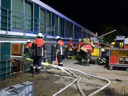 Die Feuerwehr beim havarierten Passagierschiff auf dem Main, Passagiere und Crewmitglieder wurden evakuiert.