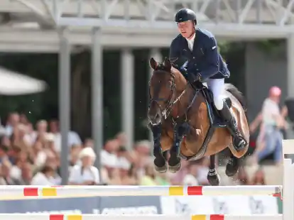 Der Springreiter Mario Stevens reitet auf Starissa.