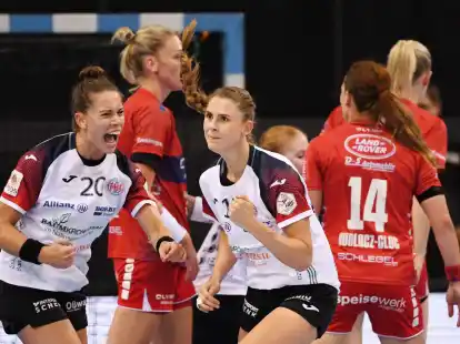 Emily B&ouml;lk (l, hier beide im Trikot des Th&uuml;ringer HC) und Alicia Stolle (M) verloren mit dem ungarischen Verein FTC-Rail Cargo Hungaria das Champions-League-Finale gegen Vipers Kristiansand.