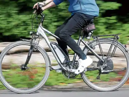 <p> Eine Radfahrerin f&auml;hrt mit einem E-Bike. W&auml;hrend der Markt f&uuml;r klassische Fahrr&auml;der schw&auml;chelt, greifen Verbraucher bei Elektro-R&auml;dern weiter kr&auml;ftig zu. </p>