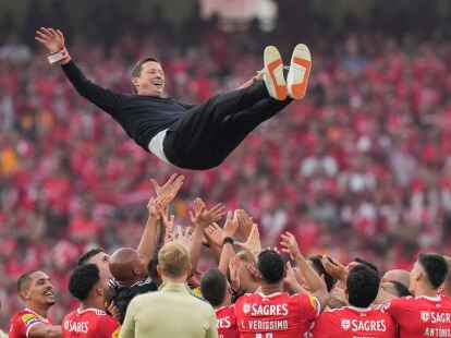 Gefeierter Meister-Coach: Benficas Spieler feiern Trainer Roger Schmidt.