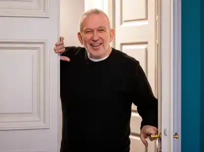 Der franz&ouml;sische Modedesigner Jean Paul Gaultier, aufgenommen nach einem Interview.