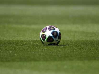 Ein Spielball liegt auf dem Rasen.