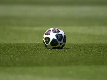 Ein Spielball liegt auf dem Rasen.