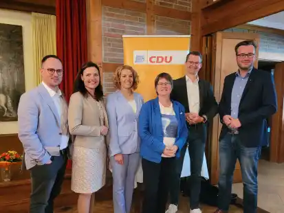 Vorstandswahlen bei der CDU Friesland mit (von links) Versammlungsleiter Ole Peuckert (CDU Zetel), Bundestagsabgeordnete Anne Janssen und Landtagsabgeordnete Katharina Jensen sowie dem Vorstand Christel Bartelmei, Kai Ulferts und Thies Fischer.