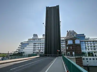 In Zeitlupe: Die Silva Nova schiebt sich langsam mit dem Heck voran durch die ge&ouml;ffnete Jann-Berghaus-Br&uuml;cke.