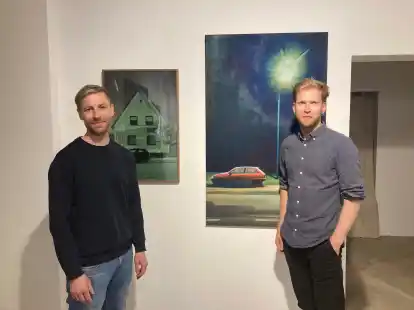 Sebastian Lang (links) und Jasper Precht stellen in Varel ihre Fotos und Bilder aus.