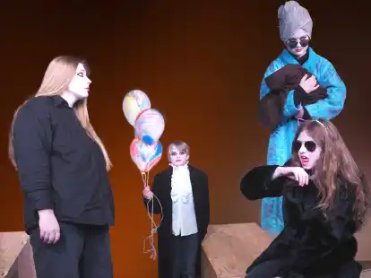 Mit ihren skurril geschminkten Gesichtern halluzinierten die Jungschauspielerinnen und Jungschauspieler am Samstag bei der Premiere von &bdquo;Ik b&uuml;n Alice&ldquo; im Tivoli in Varel die Zuschauenden.