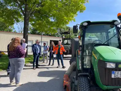 Der Ausschuss f&uuml;r Stra&szlig;en, Wege und Feuerl&ouml;schwesen Sande sah sich auf dem Bauhof um und lie&szlig; sich vom Leiter Heiko Schoolmann die Fahrzeuge und Ger&auml;te zeigen und erkl&auml;ren.