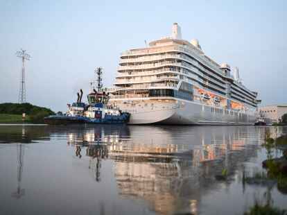 Das neue Kreuzfahrtschiff &laquo;Silver Nova&raquo; hat die Meyer-Werft verlassen und ist auf der Ems unterwegs.
