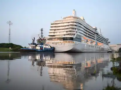 Das neue Kreuzfahrtschiff &laquo;Silver Nova&raquo; hat die Meyer-Werft verlassen und ist auf der Ems unterwegs.