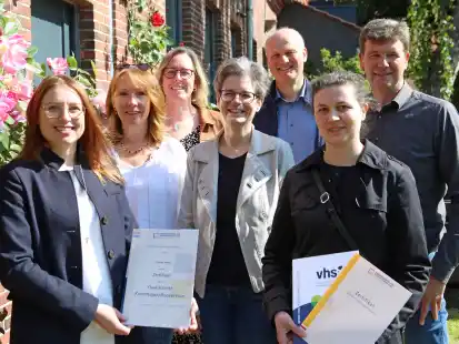 Die feierliche &Uuml;bergabe der Zertifikate mit (von links) Paulina Justus, Ilona Margowski-M&ouml;hlmann (Fakis), Kursleiterin Janna Feyen, Claudia Lehnort (EFB-Leitung), Jan Hermann (VHS Friesland-Wittmund), Elena Gr&uuml;n-Rusin und Jugendamtsleiter J&ouml;rg Ratzmann.