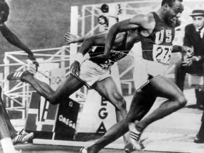 14.10.1968, Mexiko-Stadt: Im dramatischen 100-m-Finale der M&auml;nner bei den Olympischen Sommerspielen siegt USA-Sprinter Jim Hines (r) mit neuer Weltrekordzeit.