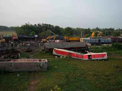 Mehr als 300 Menschen sind bei dem schweren Zugungl&uuml;ck ums Leben gekommen.
