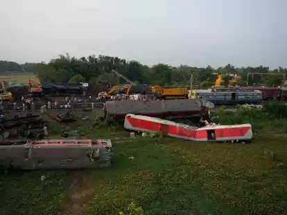 Mehr als 300 Menschen sind bei dem schweren Zugungl&uuml;ck ums Leben gekommen.