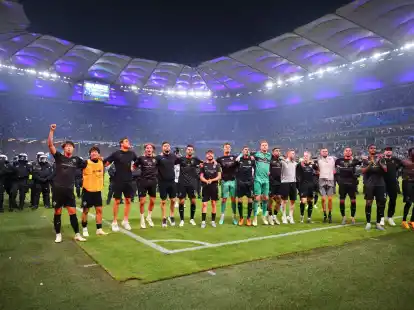 Der VfB STuttgart feiert vor seiner Fankurve den Sieg &uuml;ber den HSV.