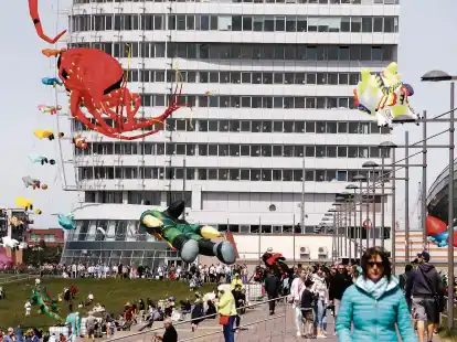 Tausende Besucherinnen und Besucher aus Bremerhaven und umzu bestaunten beim Drachenfestival am Deich die fliegenden Figuren.