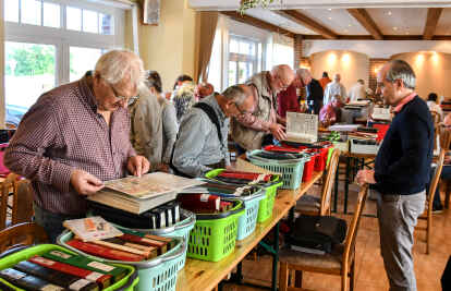 Aussteller aus dem gesamten Nordwesten waren zu Gast und f&uuml;hrten ihre Briefmarken vor. (Bild: G&ouml;sta Berwing)