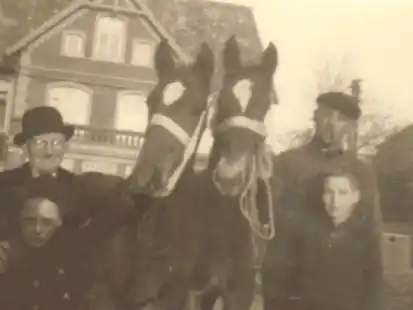 Mit zwei PS: Firmengr&uuml;nder Harm Wermessen (links) 1941 mit Familie in der Hinne-Rhode-Stra&szlig;e.