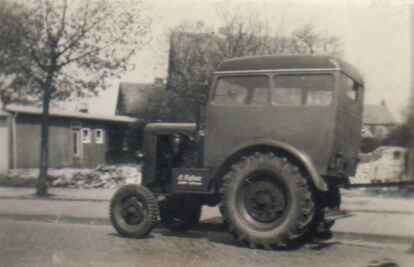 Marke Eigenbau: Das Fle&szlig;ner-Gef&auml;hrt Anfang der 1950er in der Wolthuser Stra&szlig;e/Ecke Filkuhlweg. Links eine Behelfsbaracke. Sie wurde in den 1970ern abgerissen. Bild: Album Gerold Hildebrands