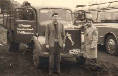 <p>                Ausflug am 1. September 1957 zum Wiesmoorer Bl&uuml;tenfest: Gerd Fle&szlig;ner sen., Hermann J&uuml;rgens und R&uuml;diger Duda mit Pin-up-Girl. Bild: Album Gerold Hildebrands             </p>