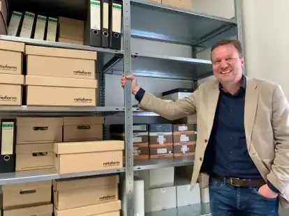 Hier lagert das NWZ-Bildarchiv: Dr. Andreas von Seggern,  stellvertretender Chef   des Schlossmuseums   Jever  und Leiter    des Getreuen- und Bismarck-Museums, arbeitet am  digitalen  &bdquo;Bildged&auml;chtnis Oldenburger Land&ldquo;.