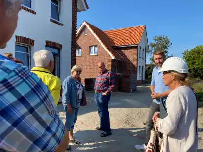 Eines der wenigen positiven Beispiele: Bauherrin Renate Eriksen (rechts) mit Vertretern des Seniorenbeirates und der SPD bei der Besichtigung der neuen Siedlung in Kirchhatten. Bauherr ist hier die Eriksen-Stiftung.