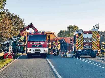 Bei dem Unfall am 28. Oktober 2021 auf der B210 in Jever sind zwei Lastwagen aufgrund eines waghalsigen &Uuml;berholman&ouml;vers eines Autofahrers zusammengesto&szlig;en.