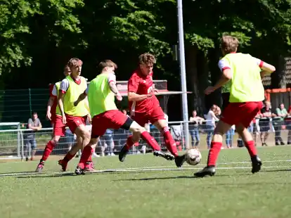 Die A-Jugend des Heidmühler FC (in Rot) gewann ihr letztes Spiel der Saison gegen die JSG Friesische Wehde mit 5:0.