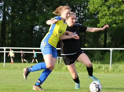 Gro&szlig;enmeers Fu&szlig;ballerinnen (links, hier im Spiel gegen die SG am Meer) spielten gegen Gotano remis.