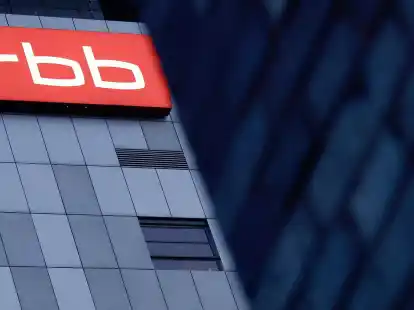 Das beleuchtete Logo des Senders Rundfunk Berlin-Brandenburg (RBB) an der Fassade am Sitz des Senders an der Masurenallee in Berlin.