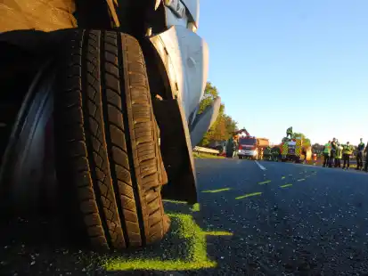 Spuren des Unfalls auf der B210 vom 28. Oktober 2021: Vorne der stark besch&auml;digte unfallverursachende Nissan, im Hintergrund der Rettungseinsatz an den kollidierten Lkw.