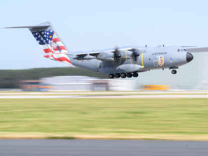 Ein Airbus A400M der Luftwaffe der Bundeswehr mit Sonderlackierung &bdquo; Air Defender 2023&ldquo; landet am Fliegerhorst Wunstorf in der Region Hannover.