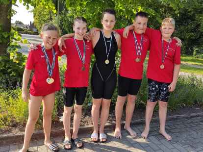 Erfolgreiche HFC-Schwimmer: (von links) Thure Lerch, Emma K&uuml;nken, Anna Jacobs, Max Harms und Kyan Schaffranek mit ihren gewonnen Medaillen