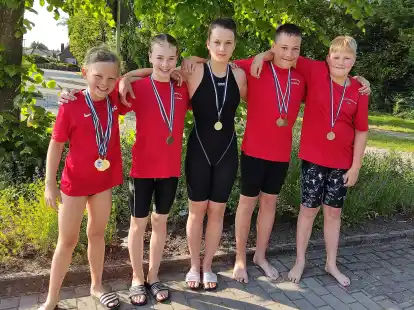 Erfolgreiche HFC-Schwimmer: (von links) Thure Lerch, Emma Künken, Anna Jacobs, Max Harms und Kyan Schaffranek mit ihren gewonnen Medaillen