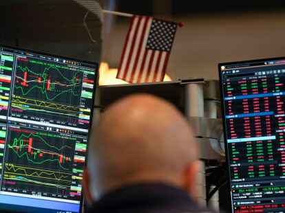 Ein H&auml;ndler arbeitet auf dem Parkett der New Yorker B&ouml;rse.