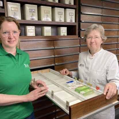 So kann es f&uuml;r Apotheker nicht mehr weitergehen: Das sagen Birte Neumann (li.), die Apotheken in Oldenburg und Petersfehn f&uuml;hrt, und Bezirksapothekerin Dr. Gabriele R&ouml;scheisen-Pfeifer.