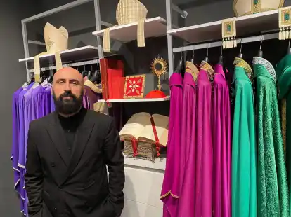 Filippo Sorcinelli schneidert Gew&auml;nder f&uuml;r  P&auml;pste, Kardin&auml;le und Priester.