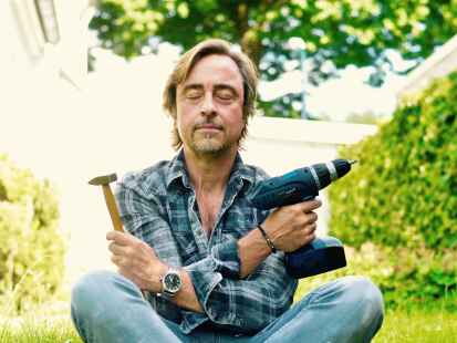 In seinem neuen Buch schlie&szlig;t Thomas Matiszik mit seinen beiden linken H&auml;nden Frieden.