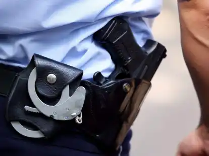 Ein&nbsp;Polizist tr&auml;gt Handschellen bei sich:&nbsp;Die Bundespolizei hat mutma&szlig;liche Schleuser festgenommen.