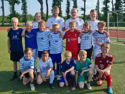 Eine starke Truppe (hintere Reihe v. l.): Jennifer Sibum, Holger Br&uuml;nemeyer, Matthias Rieck-G&ouml;ken und Timo Geesen; (Mitte v.l.): Kenneth Matzat, Tom Pommerening, Paul Wichmann, Hinnerk Landwehr, Joel Siemer, Janne Meyer, Levi Hellmann; (vorne v.l.): Oliver Marzahn, Hassan Ismael, Elias Getz, Flynn Kunisch, Hannes Eckhoff; es fehlen: Hussein Ismael und Elias Meyer.