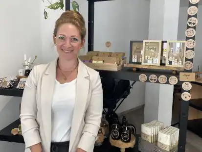 In ihrem Laden &bdquo;Nadobi Ged&ouml;ns&ldquo; im Pop-up-Store &bdquo;Schaufenster Varel&ldquo; vertreibt sie im Juni selbstgemachte Deko- und Geschenkartikel: Nadine Urbansky.