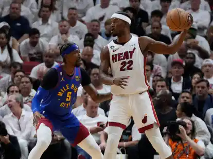 Miami Heat-St&uuml;rmer Jimmy Butler (22) versucht den Ball zu passen, w&auml;hrend Denver Nuggets-Guard Kentavious Caldwell-Pope (5) verteidigt.